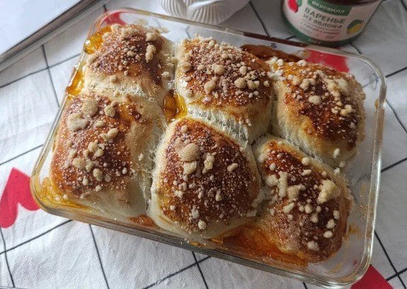 Солодкі булочки як зі шкільної їдальні.
