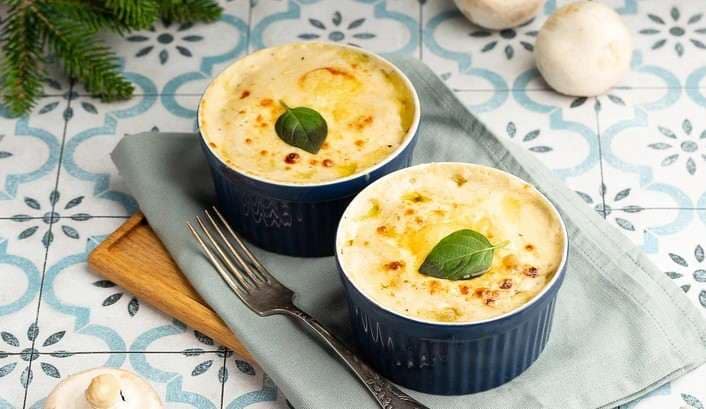Жюльєн із куркою, грибами та сиром.