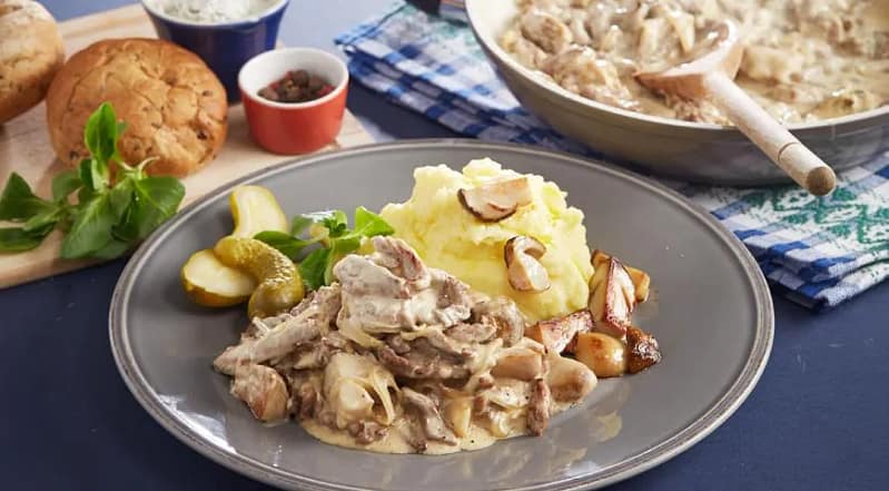 Приготування бефстроганова з грибами